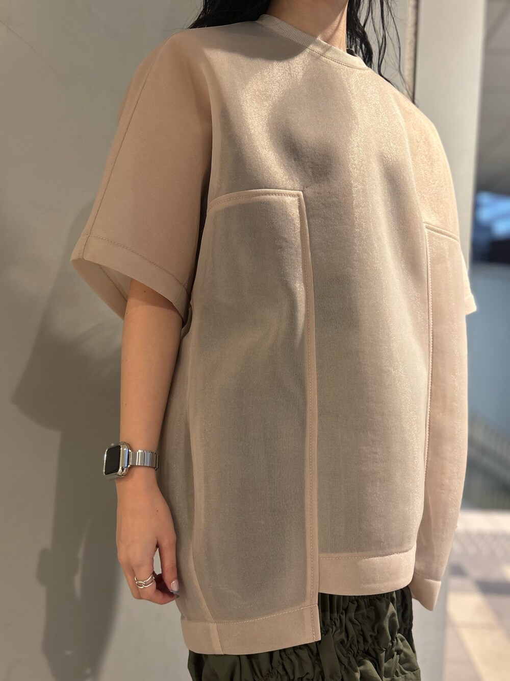 ベージュ系のTシャツ/カットソー、グリーン系のタンクトップ、グリーン系のスカートを着用したレディースの春コーディネートの5枚目の写真