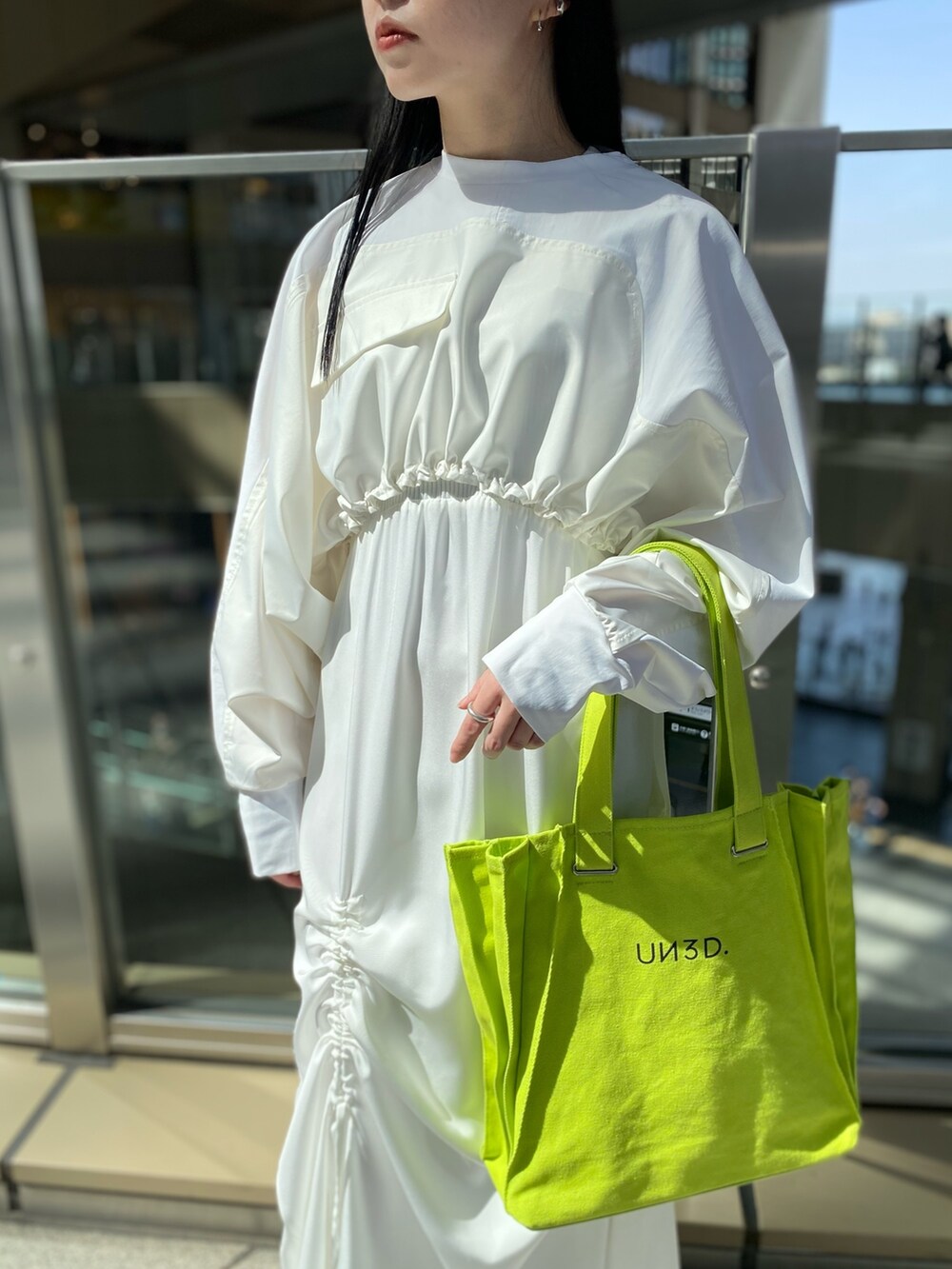 ホワイト系のTシャツ/カットソー、ホワイト系のワンピース、グリーン系のトートバッグを着用したレディースの春コーディネートの8枚目の写真