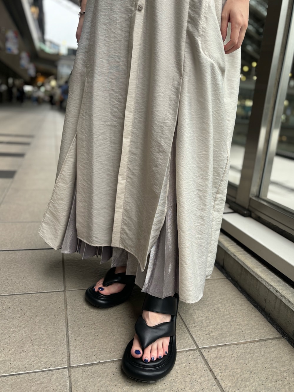 ベージュ系のシャツ/ブラウス、ベージュ系のタンクトップ、シルバー系のスカートを着用したレディースの春コーディネートの7枚目の写真