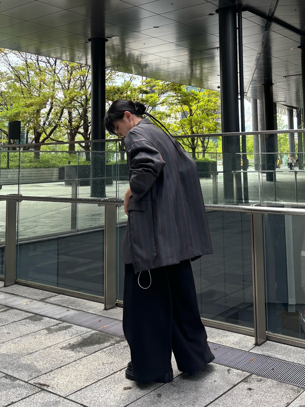 グレー系のテーラードジャケット、オレンジ系のニット/セーター、ホワイト系のシャツ/ブラウスを着用したレディースの夏コーディネートの4枚目の写真