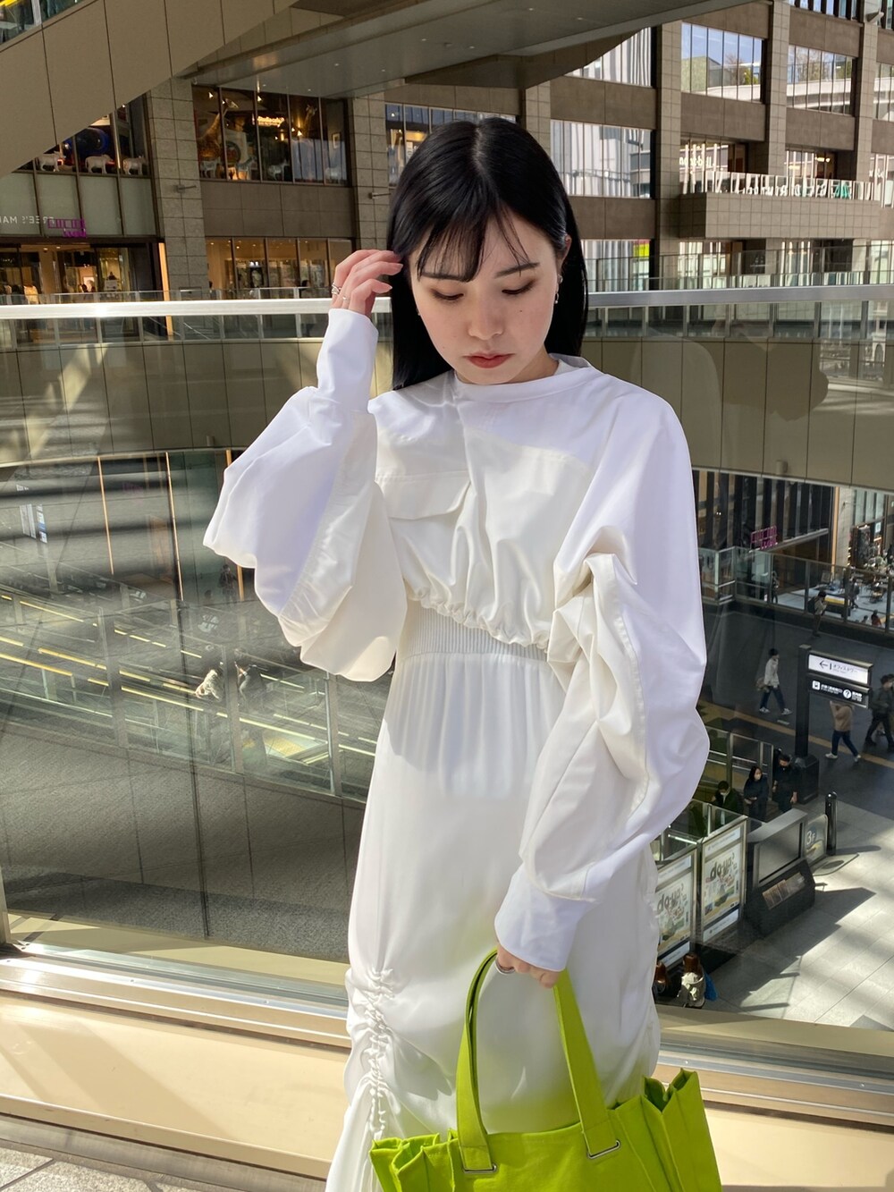 ホワイト系のTシャツ/カットソー、ホワイト系のワンピース、グリーン系のトートバッグを着用したレディースの春コーディネートの5枚目の写真