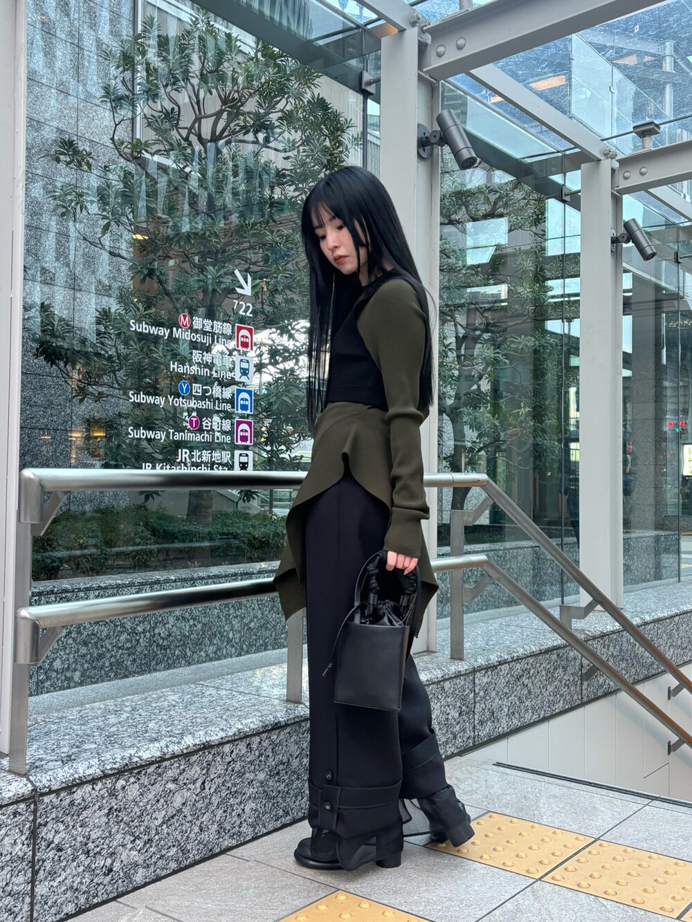 ブラック系のキャミソール、グリーン系のニット/セーター、ブラック系のその他パンツを着用したレディースの冬コーディネートの2枚目の写真