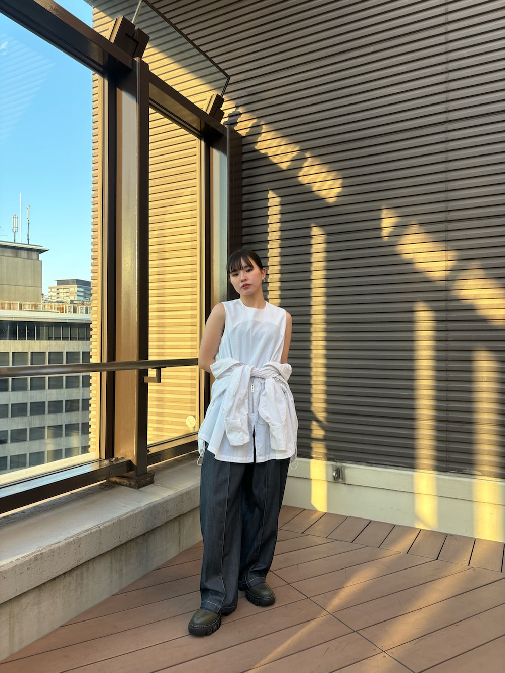 ホワイト系のシャツ/ブラウス、ブルー系のその他パンツ、ベージュ系のブーツを着用したレディースの春コーディネートの2枚目の写真