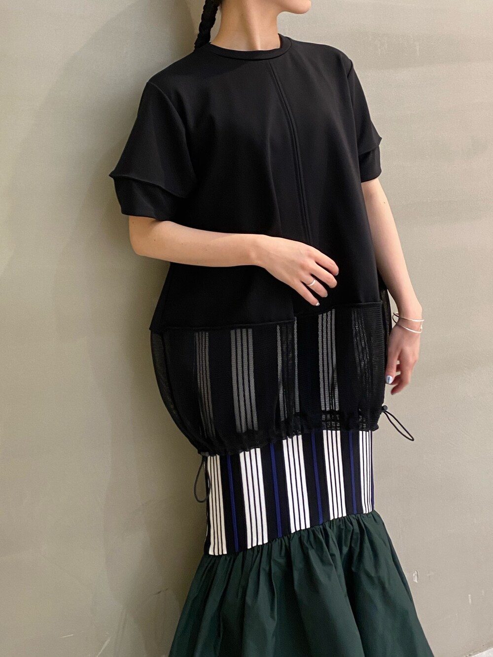 ブラック系のTシャツ/カットソー、ブラック系のサンダル、その他のスカートを着用したレディースの春コーディネートの5枚目の写真