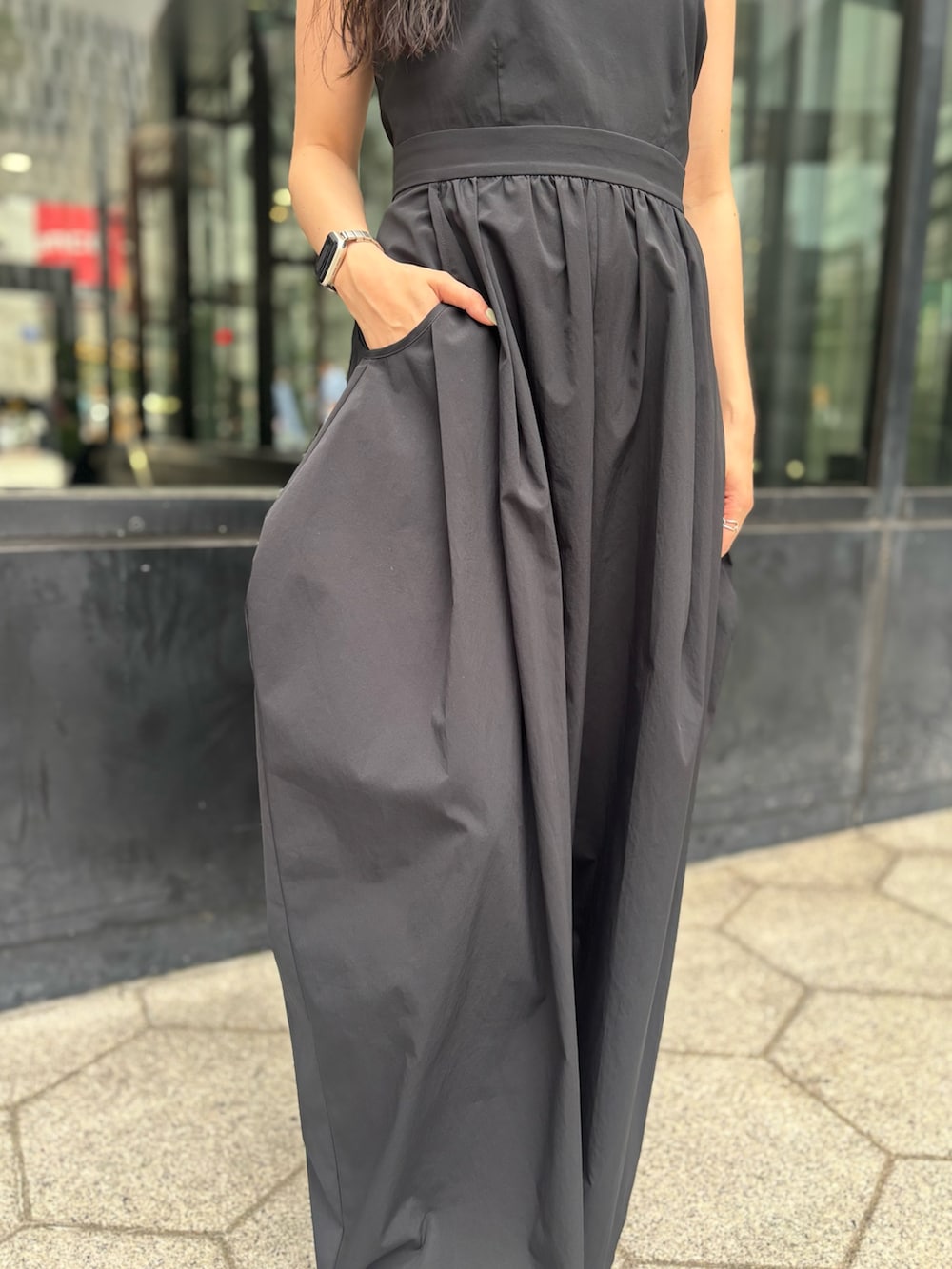 ブラック系のつなぎ/オールインワン、ベージュ系のタンクトップを着用したレディースの夏コーディネートの6枚目の写真