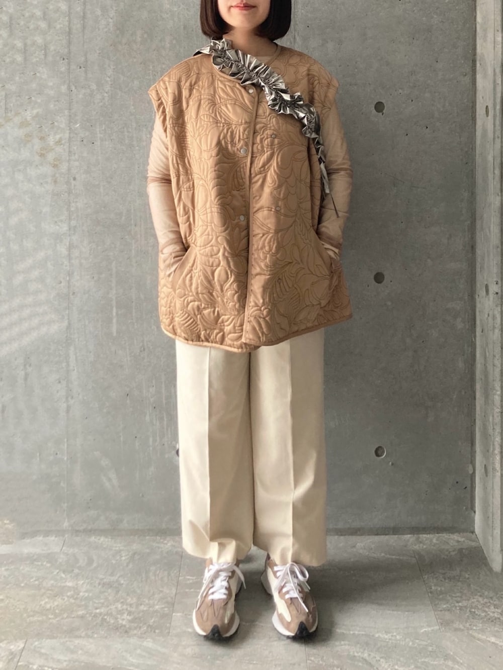 「スラックス、淡色コーデ、白パンツ、ワイドパンツ、ブラウン、ベージュ、スニーカー、ニューバランス、UNIQLO、ベスト、骨格ストレート、新星WEARISTAにエントリー」｜「Ameriの2WAY LEAF PATTERN QUILTING COAT（MA-1、ベージュ系）」を使った、maiko.さん（レディース・151cm）の冬コーディネートの2枚目の写真