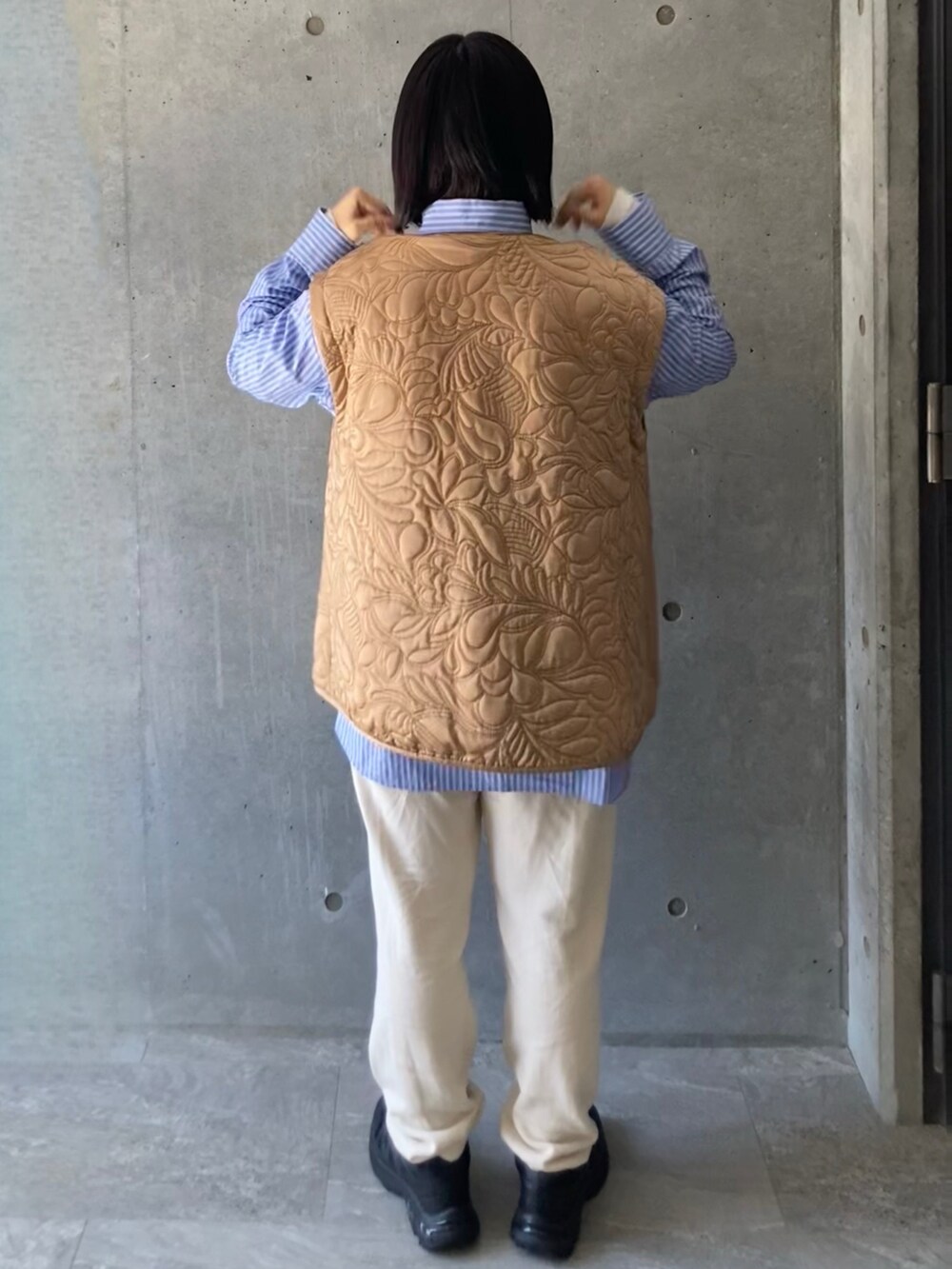 「スウェット、スウェットパンツ、シャツ、ストライプシャツ、ベスト×シャツ、ベスト、黒スニーカー、タートルネック、タートルネックニット×シャツ、冬を彩る色いろコーデ」｜「UNIQLOのアイテム（スウェットパンツ、ホワイト系）」を使った、maiko.さん（レディース・151cm）の冬コーディネートの2枚目の写真
