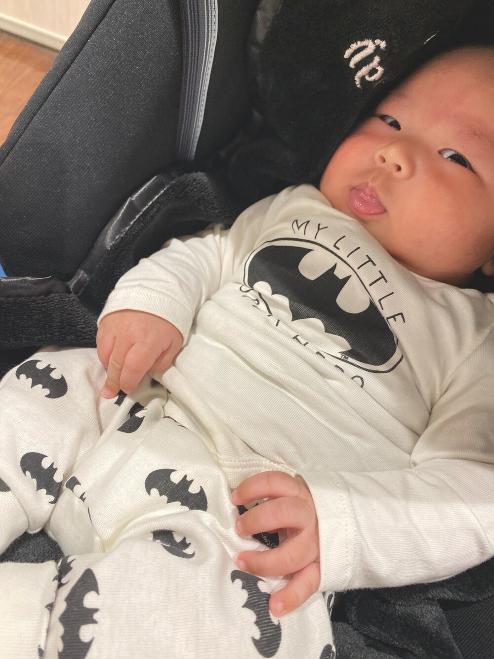 ブラック系のトップスを着用したキッズの秋コーディネートの2枚目の写真