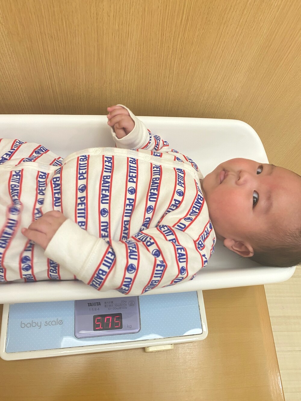 ホワイト系のロンパースを着用したキッズの秋コーディネートの2枚目の写真