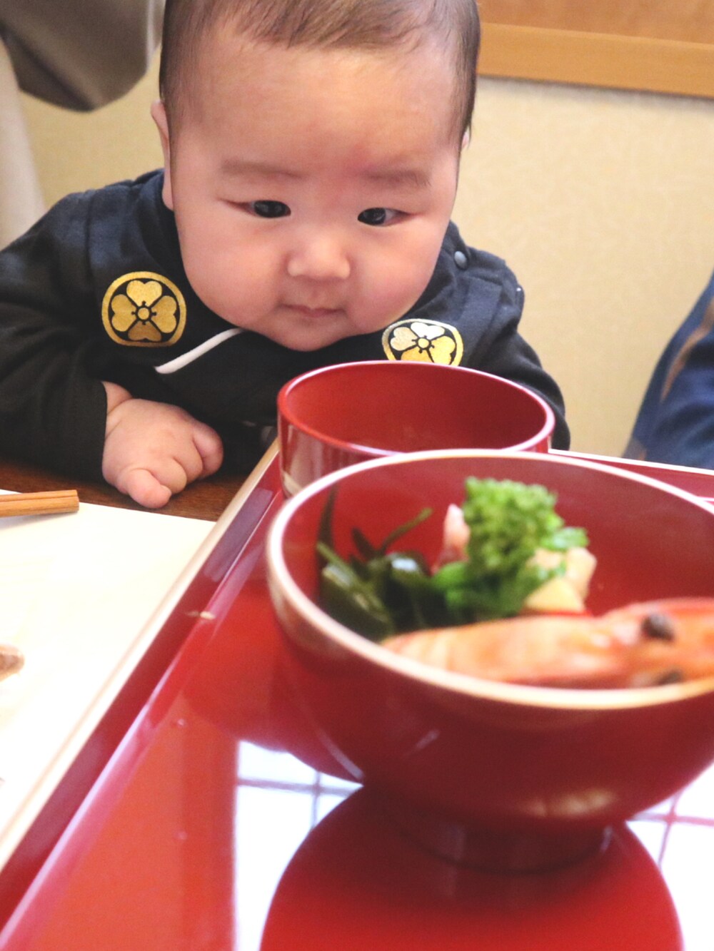 ブラック系のつなぎ/オールインワンを着用したキッズの秋コーディネートの2枚目の写真