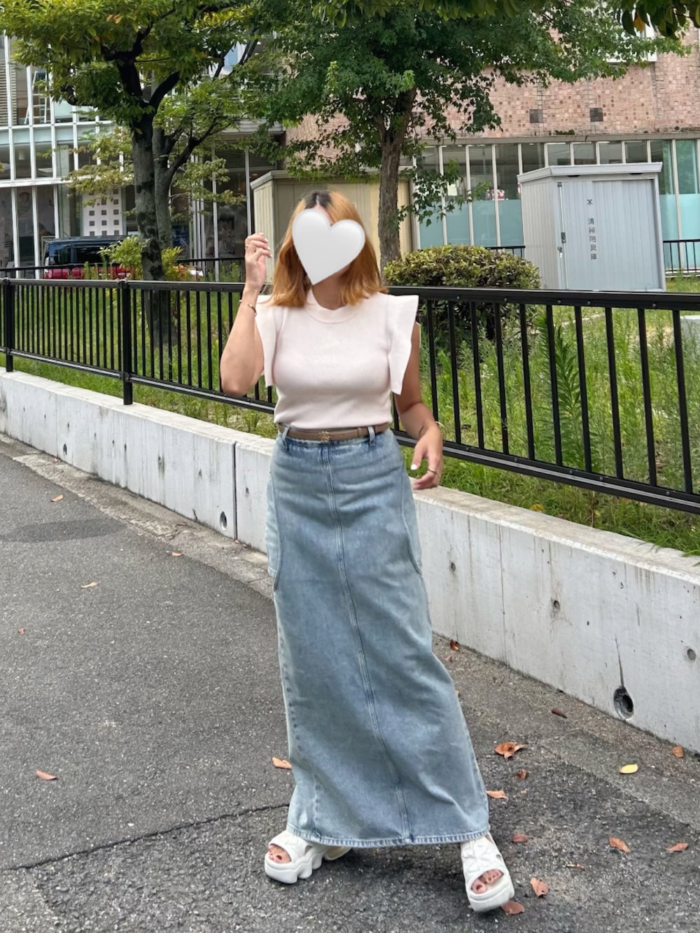 ブルー系のデニムスカート、ホワイト系のサンダル、ホワイト系のニット/セーターを着用したレディースの夏コーディネートの2枚目の写真