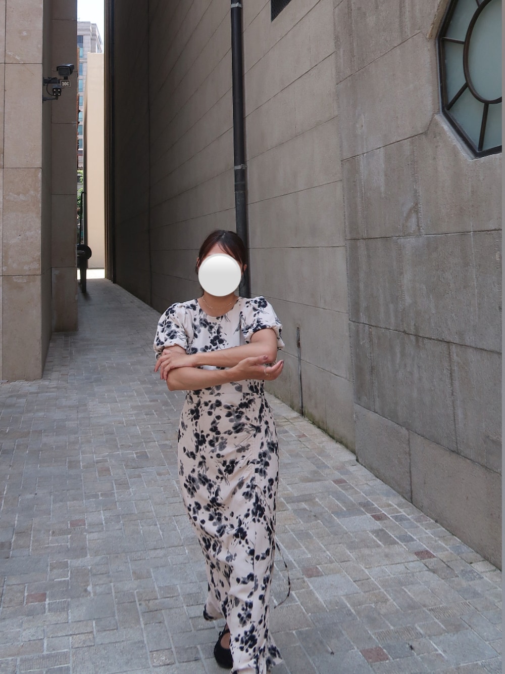 ベージュ系のワンピースを着用したレディースの夏コーディネートの2枚目の写真