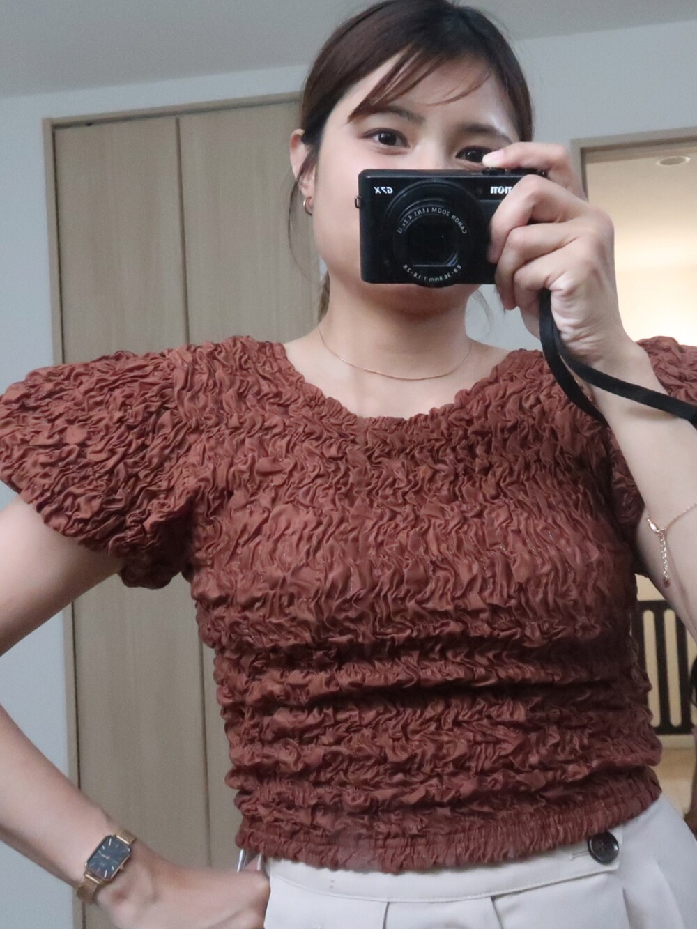 ブラウン系のTシャツ/カットソー、ベージュ系のその他パンツを着用したレディースの春コーディネートの3枚目の写真