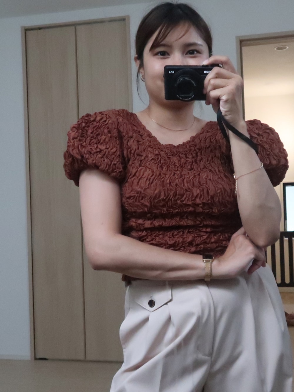 ブラウン系のTシャツ/カットソー、ベージュ系のその他パンツを着用したレディースの春コーディネートの2枚目の写真