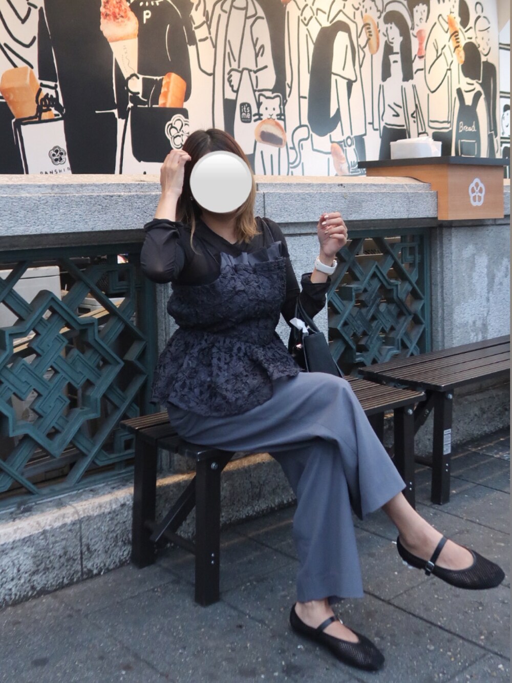 ブラック系のトップス、グレー系のTシャツ/カットソー、ブラック系のハンドバッグを着用したレディースの春コーディネートの2枚目の写真