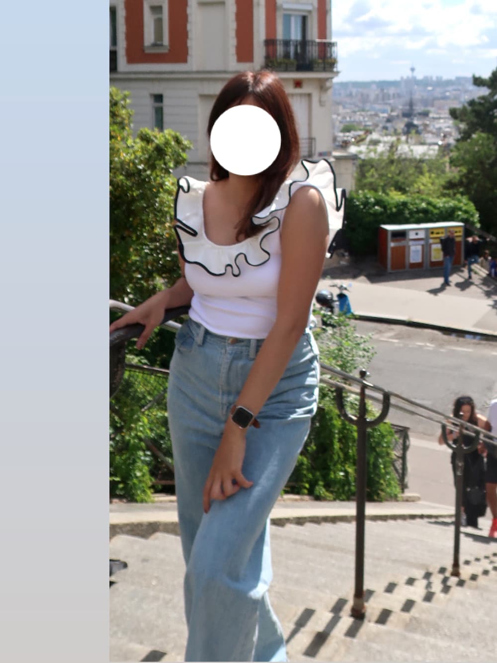 ホワイト系のトップス、ブルー系のデニムパンツを着用したレディースの夏コーディネートの2枚目の写真