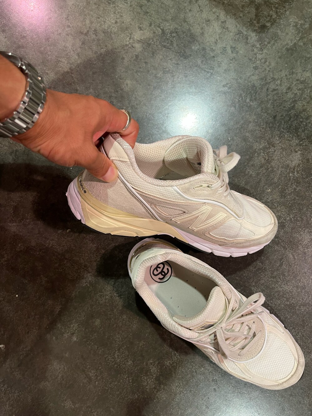 ブルー系のシャツ/ブラウス、ホワイト系のカーゴパンツ、ホワイト系のスニーカーを着用したメンズの夏コーディネートの3枚目の写真