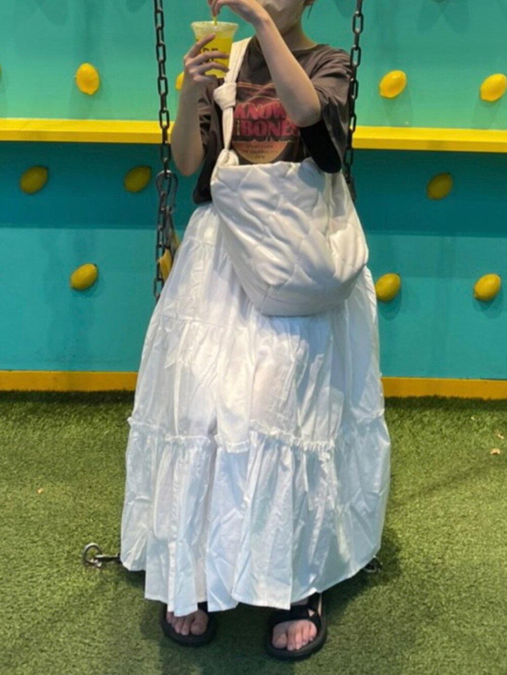 グレー系のTシャツ/カットソー、ホワイト系のショルダーバッグ、ホワイト系のスカートを着用したレディースの秋コーディネートの2枚目の写真