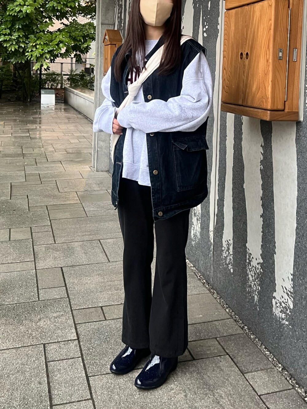 グレー系のスウェット、ブラック系のその他パンツ、ブルー系のベストを着用したレディースの秋コーディネートの3枚目の写真