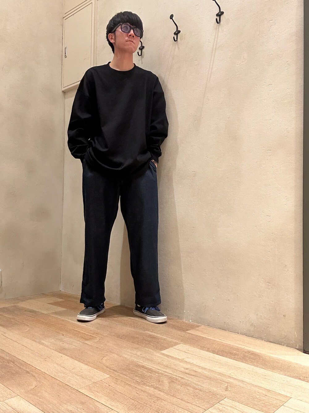 ブルー系のデニムパンツ、ブラック系のTシャツ/カットソーを着用したメンズの秋コーディネートの2枚目の写真