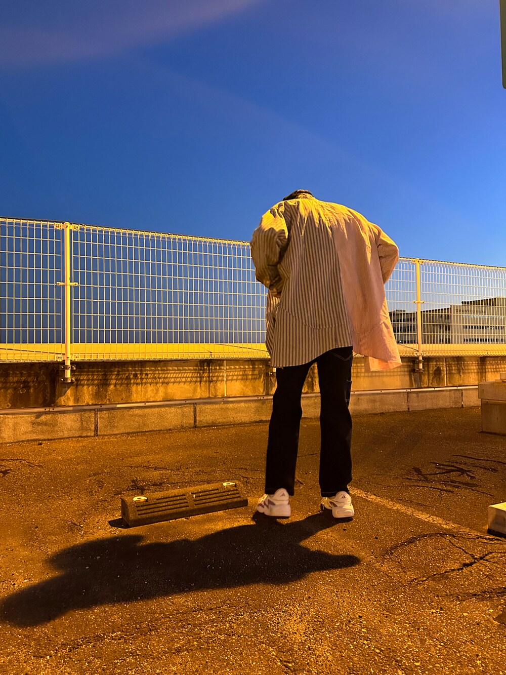 ホワイト系のTシャツ/カットソー、ブルー系のデニムパンツ、パープル系のシャツ/ブラウスを着用したメンズの秋コーディネートの2枚目の写真