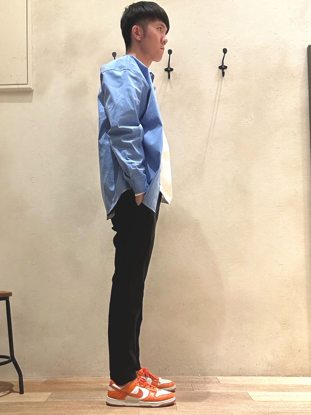 ホワイト系のTシャツ/カットソー、ブルー系のシャツ/ブラウス、ブラック系のパンツを着用したメンズの秋コーディネートの2枚目の写真