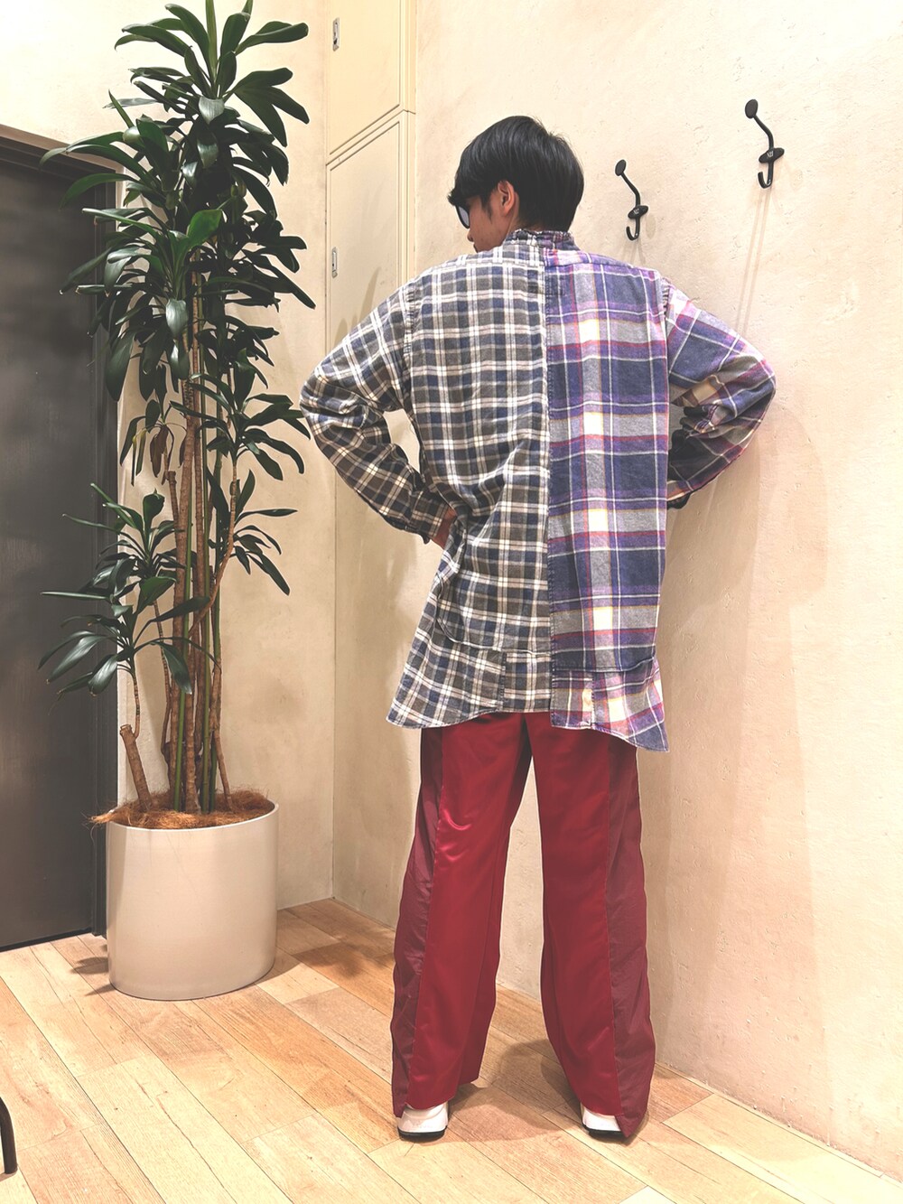 ブルー系のシャツ/ブラウス、レッド系のその他パンツを着用したメンズの秋コーディネートの2枚目の写真