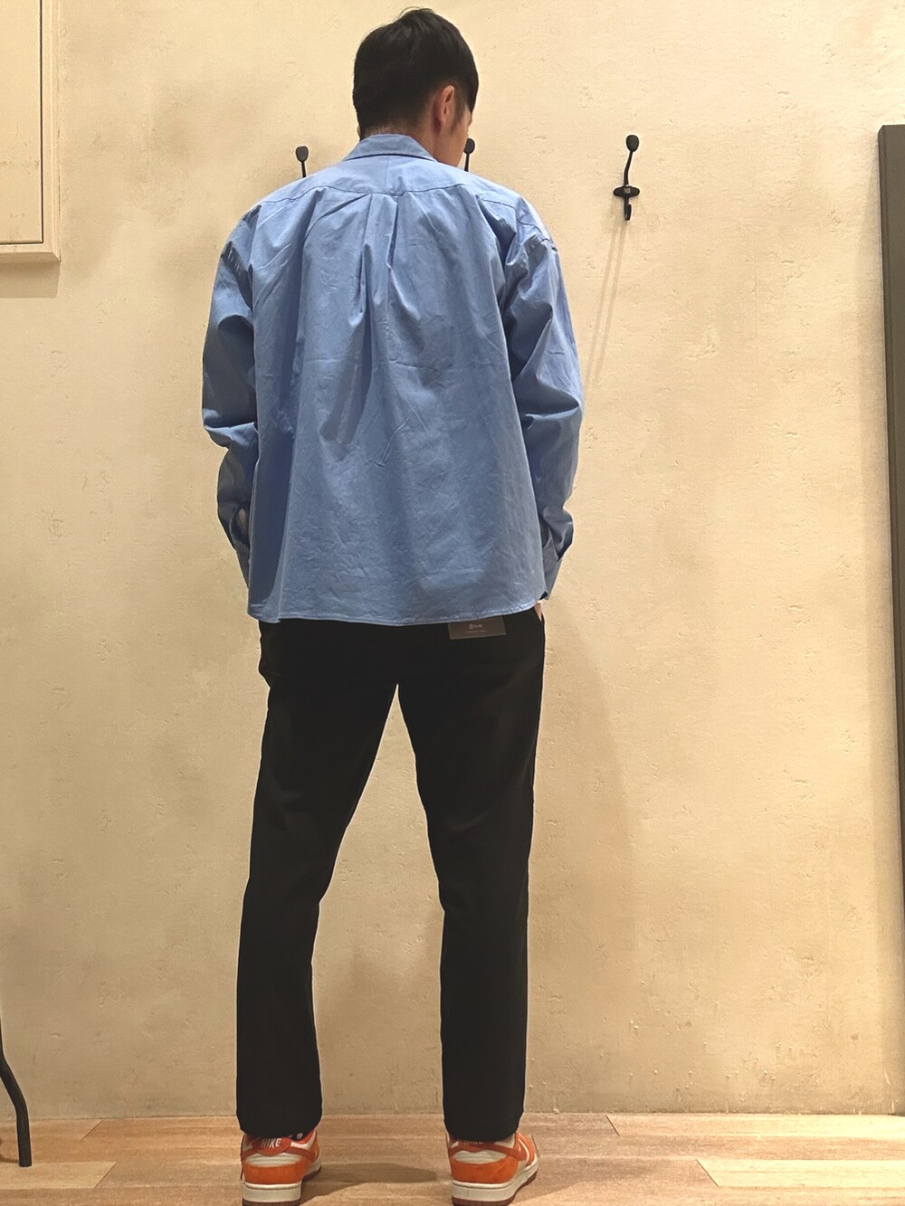 ホワイト系のTシャツ/カットソー、ブルー系のシャツ/ブラウス、ブラック系のパンツを着用したメンズの秋コーディネートの3枚目の写真