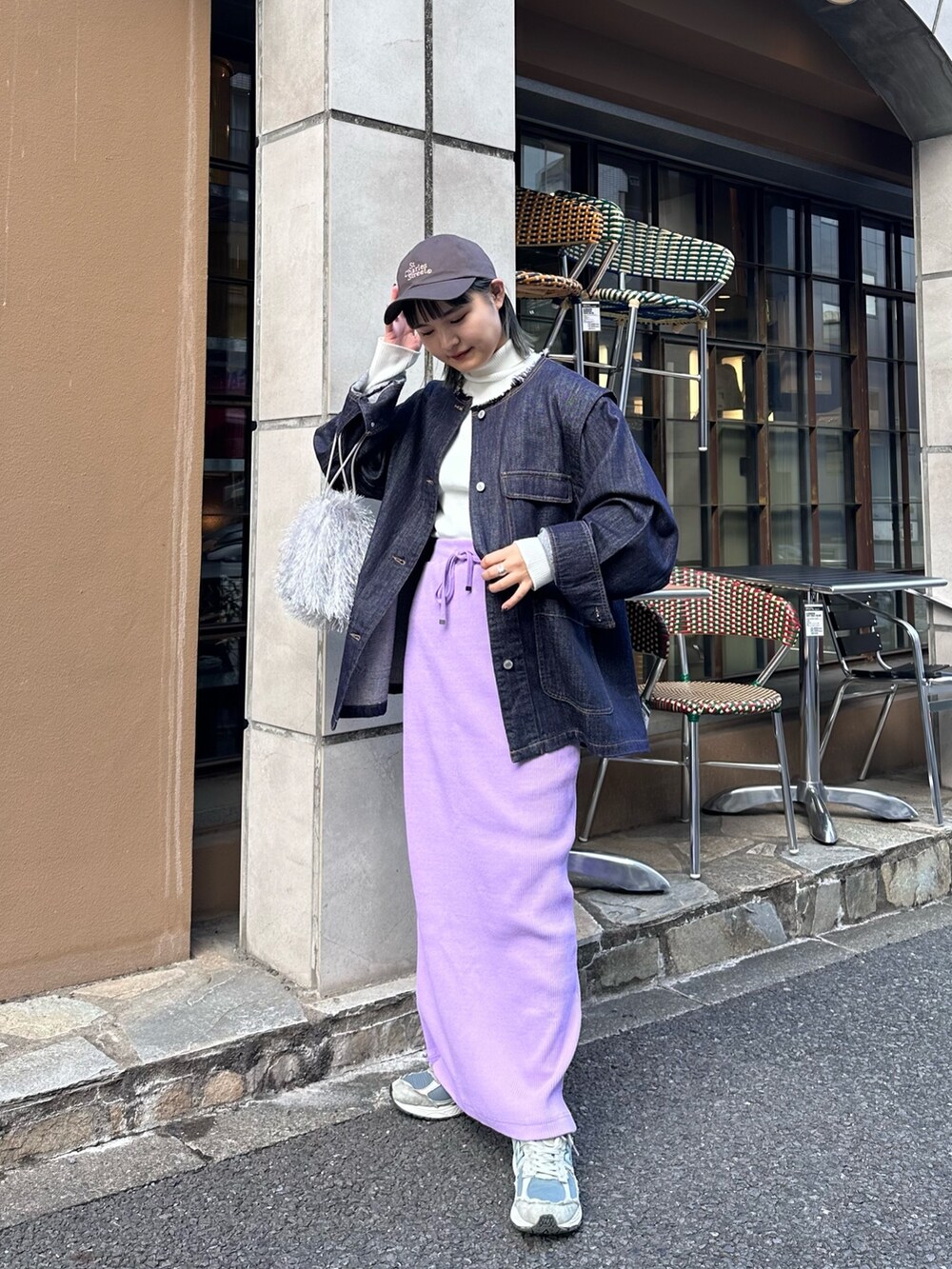「冬を彩る色いろコーデ、スニーカー、タートルネック、デニム、お出かけコーデ、スポーツミックス、ロンクスカート、レイヤードスタイル、アウター、キャップ」｜「CIAOPANIC TYPYの【2024SS新作】マルチウェイデニムワークジャケット（デニムジャケット、ブルー系）」を使った、YOSHIEさん（レディース・156cm）の冬コーディネートの2枚目の写真