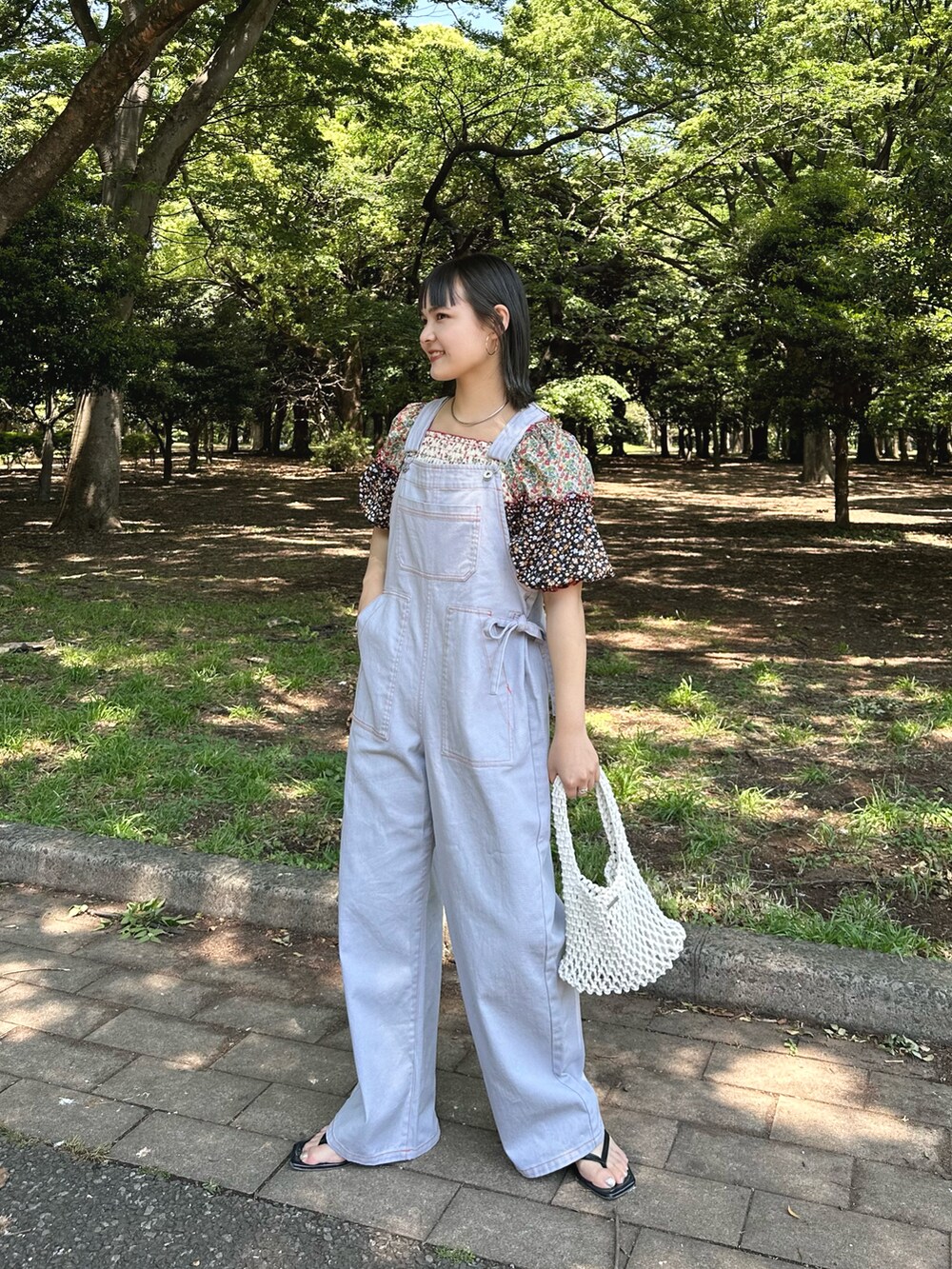 「HELLOSANFRANCISCO、カラーコーデ、ブラウスコーデ、カジュアルガーリー、お出かけコーデ、サロペット、オーバーオール、ブラウス、花柄ブラウス」｜「HELLO.SANFRANCISCOの【HELLO.SANFRANCISCO/ハローサンフランシスコ】パッチワークフラワーシャーリングブラウス（シャツ/ブラウス、レッド系）」を使った、YOSHIEさん（レディース・156cm）の春コーディネートの2枚目の写真