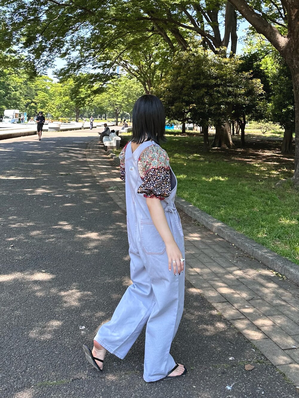 「HELLOSANFRANCISCO、カラーコーデ、ブラウスコーデ、カジュアルガーリー、お出かけコーデ、サロペット、オーバーオール、ブラウス、花柄ブラウス」｜「HELLO.SANFRANCISCOの【HELLO.SANFRANCISCO/ハローサンフランシスコ】パッチワークフラワーシャーリングブラウス（シャツ/ブラウス、レッド系）」を使った、YOSHIEさん（レディース・156cm）の春コーディネートの3枚目の写真