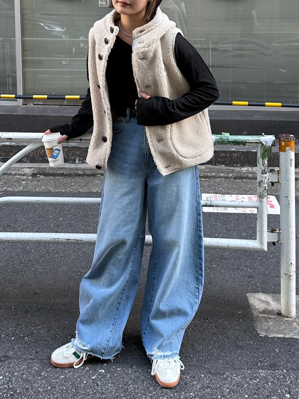 ベージュ系のベスト、ブラック系のTシャツ/カットソー、ブルー系のデニムパンツを着用したレディースの夏コーディネートの2枚目の写真