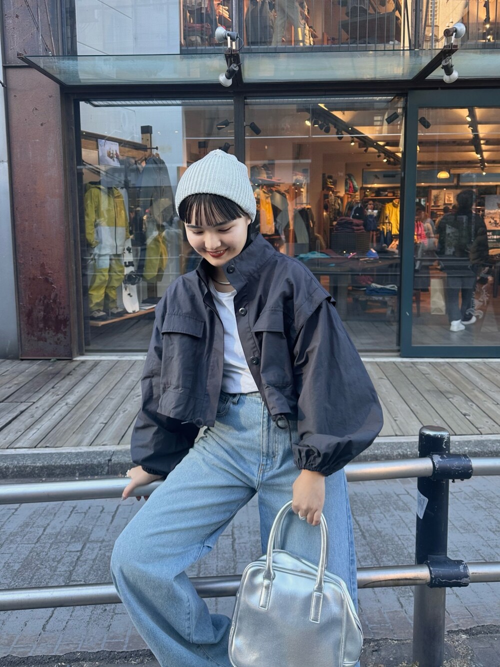 ブラック系のジャケット/アウター、ブルー系のデニムパンツ、シルバー系のボストンバッグを着用したレディースの春コーディネートの2枚目の写真