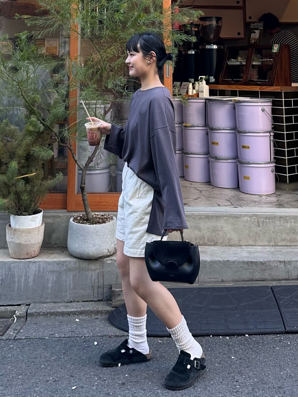 グレー系のTシャツ/カットソーを着用したレディースの春コーディネートの2枚目の写真