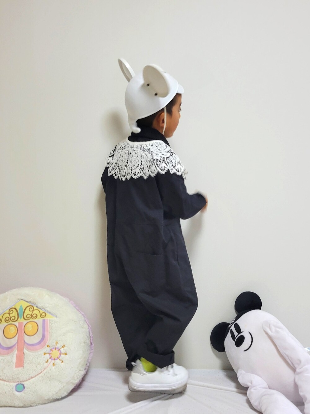 「ディズニー、ディズニーコーデ、モノトーン、ハロウィン、オールインワン、ローリーズファーム(LOWRYS FARM)、男の子、プチプラコーデ、ディズニーバウンド」｜「LOWRYS FARMのフロントボタンオールインワン　162227（つなぎ/オールインワン、ブラック系）」を使った、keitetu2384さん（キッズ・110cm）の秋コーディネートの2枚目の写真