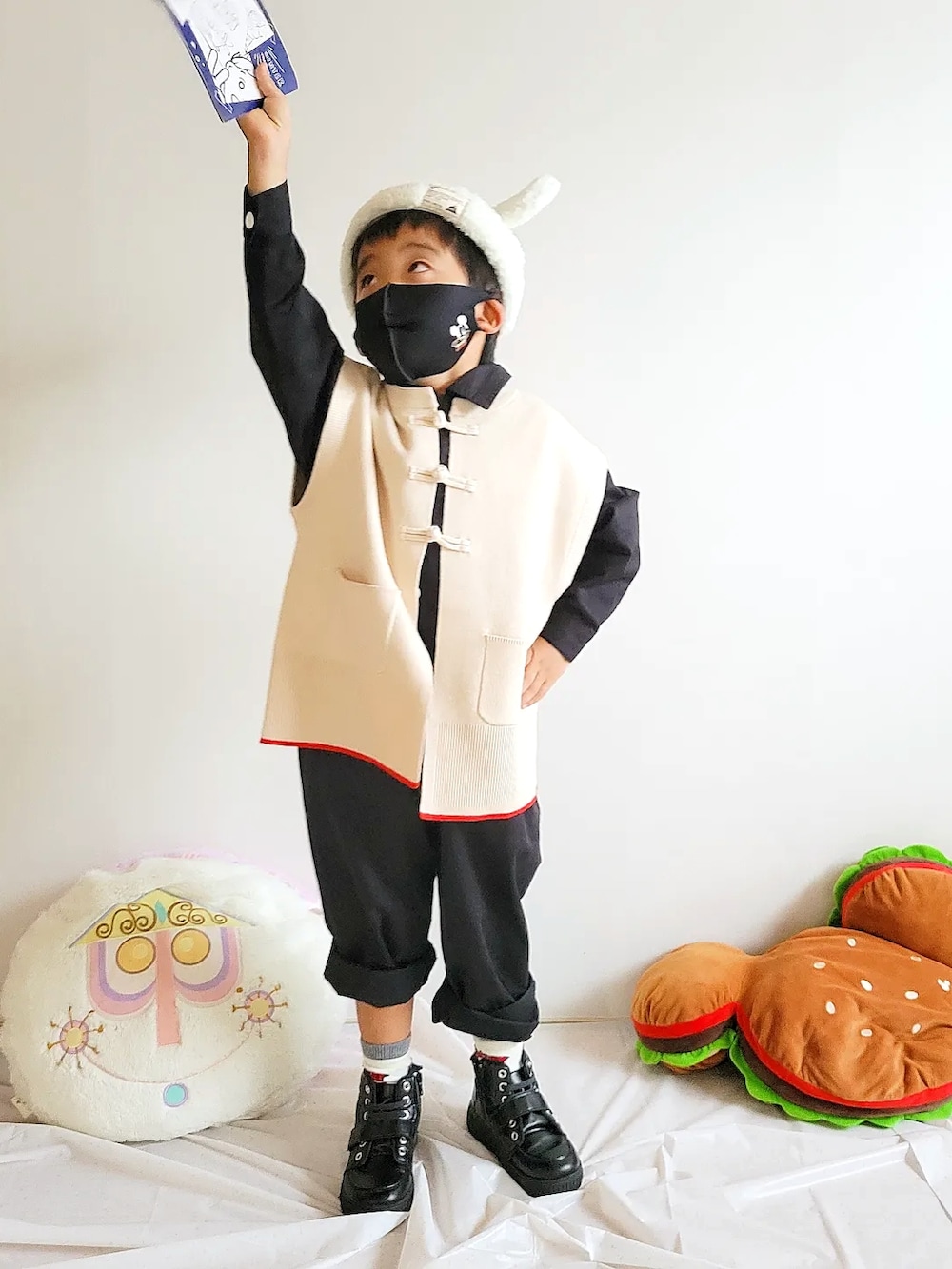 「秋冬コーデ、キッズファッション、むすこーで、ディズニーコーデ、男の子コーデ、ローリーズファームキッズ、オールインワン、モノトーン」｜「tokyodisneyresortのアイテム（帽子、ホワイト系）」を使った、keitetu2384さん（キッズ・110cm）の秋コーディネートの4枚目の写真