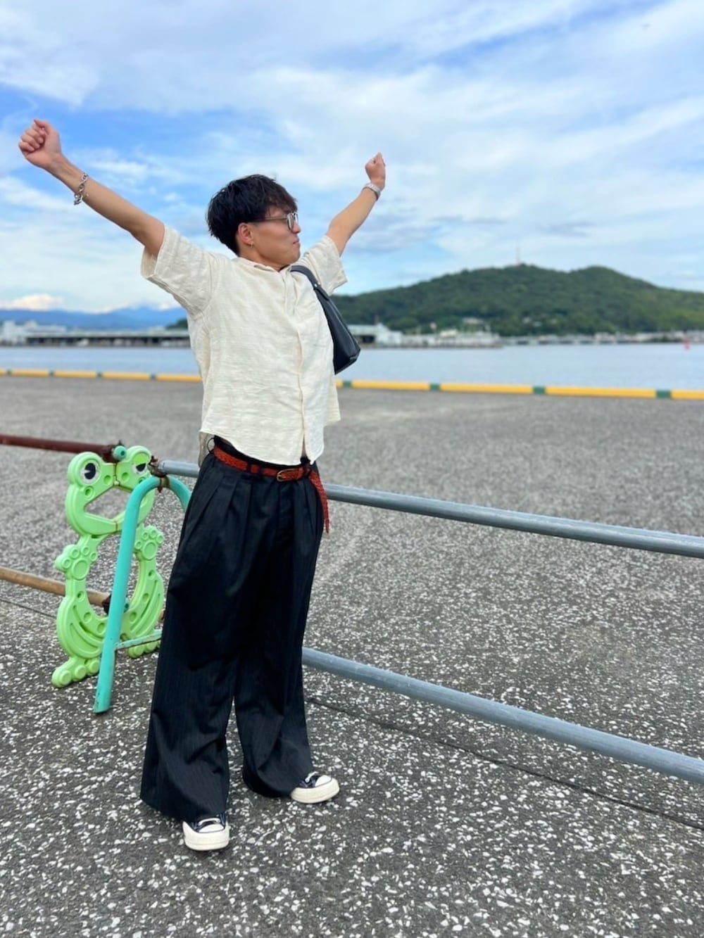 ホワイト系のシャツ/ブラウス、グレー系のスラックス、ブラック系のハンドバッグを着用したメンズの秋コーディネートの3枚目の写真