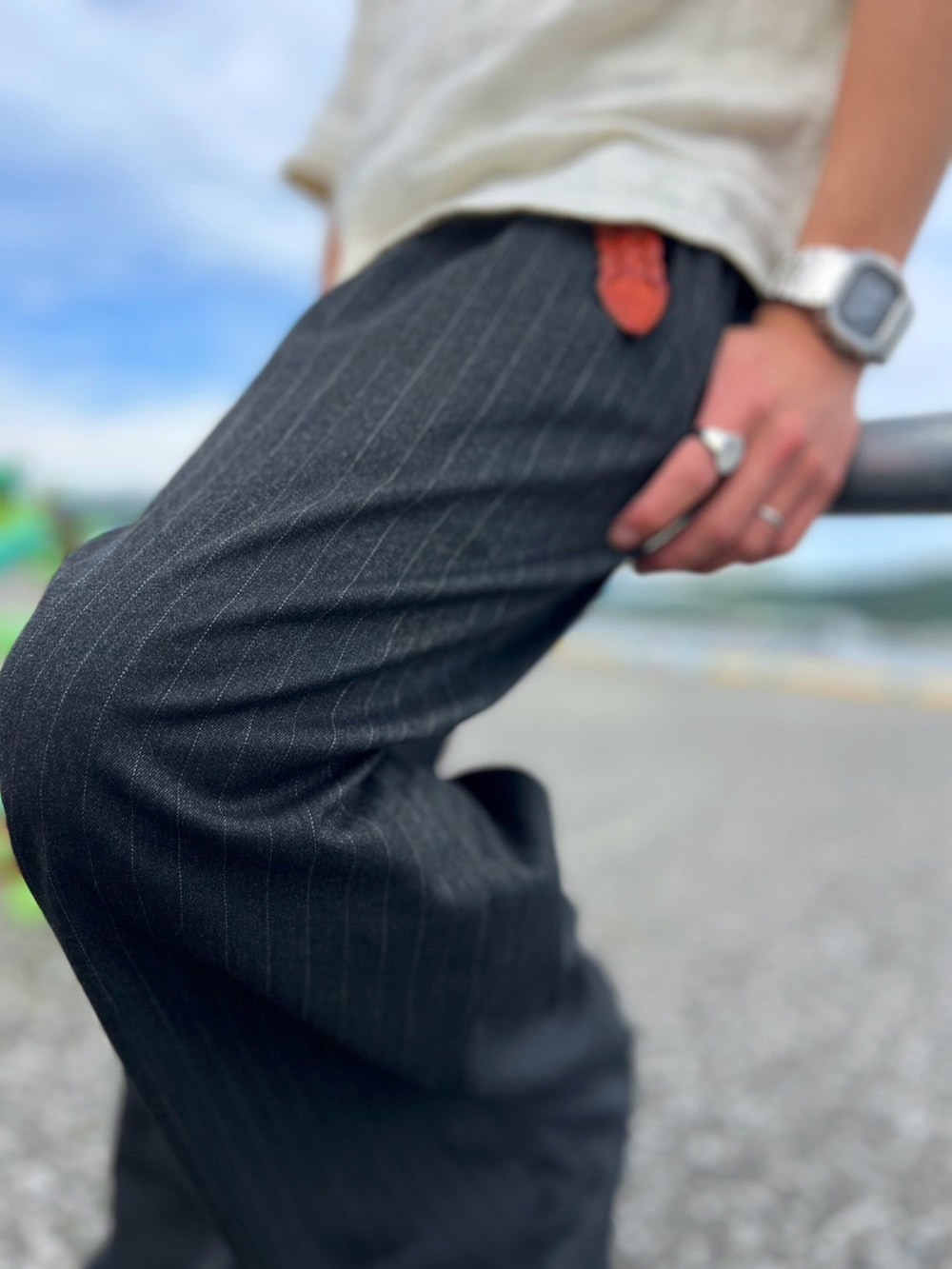 ホワイト系のシャツ/ブラウス、グレー系のスラックス、ブラック系のハンドバッグを着用したメンズの秋コーディネートの2枚目の写真