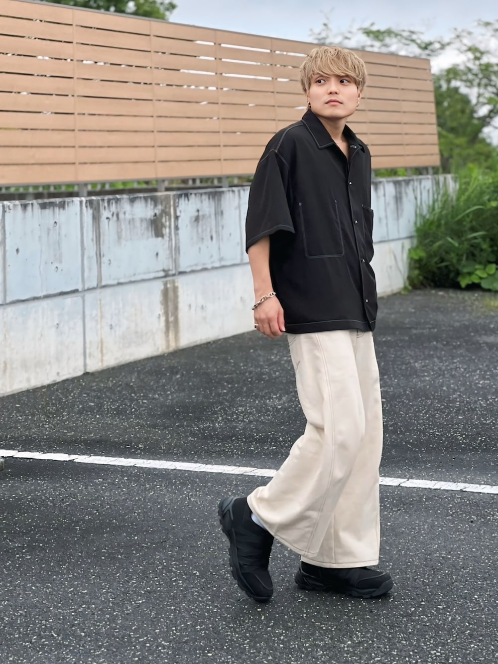 ブラック系のスニーカー、ホワイト系のタンクトップ、ホワイト系のデニムパンツを着用したメンズの夏コーディネートの2枚目の写真