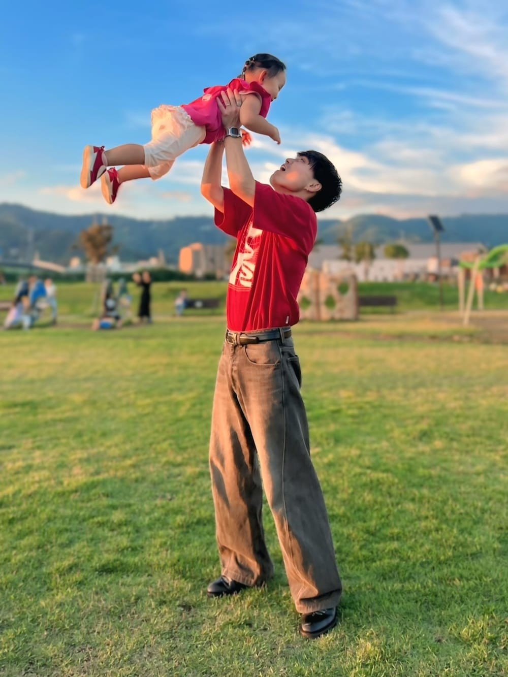 レッド系のTシャツ/カットソー、ブラック系のデニムパンツ、シルバー系のリングを着用したメンズの秋コーディネートの2枚目の写真