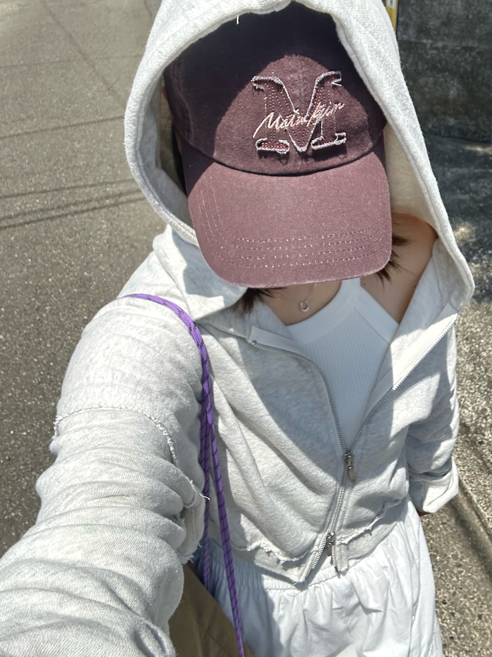 ホワイト系のキャミソール、グレー系のパーカー、パープル系のバックパック/リュックを着用したレディースの夏コーディネートの2枚目の写真