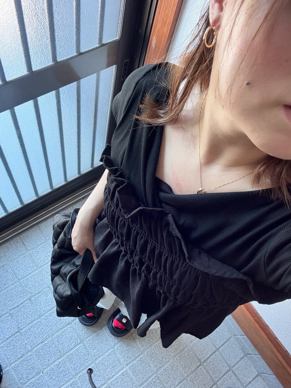 ブラック系のTシャツ/カットソー、ブラック系のチューブトップ、ブラック系のハンドバッグを着用したレディースの夏コーディネートの2枚目の写真