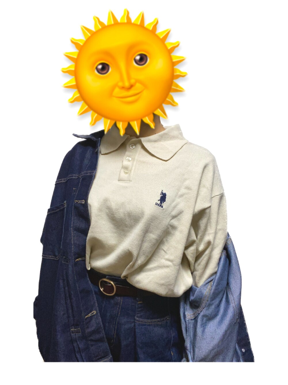 ホワイト系のポロシャツ、ブルー系のデニムジャケット、ブルー系のデニムパンツを着用したレディースの冬コーディネートの3枚目の写真