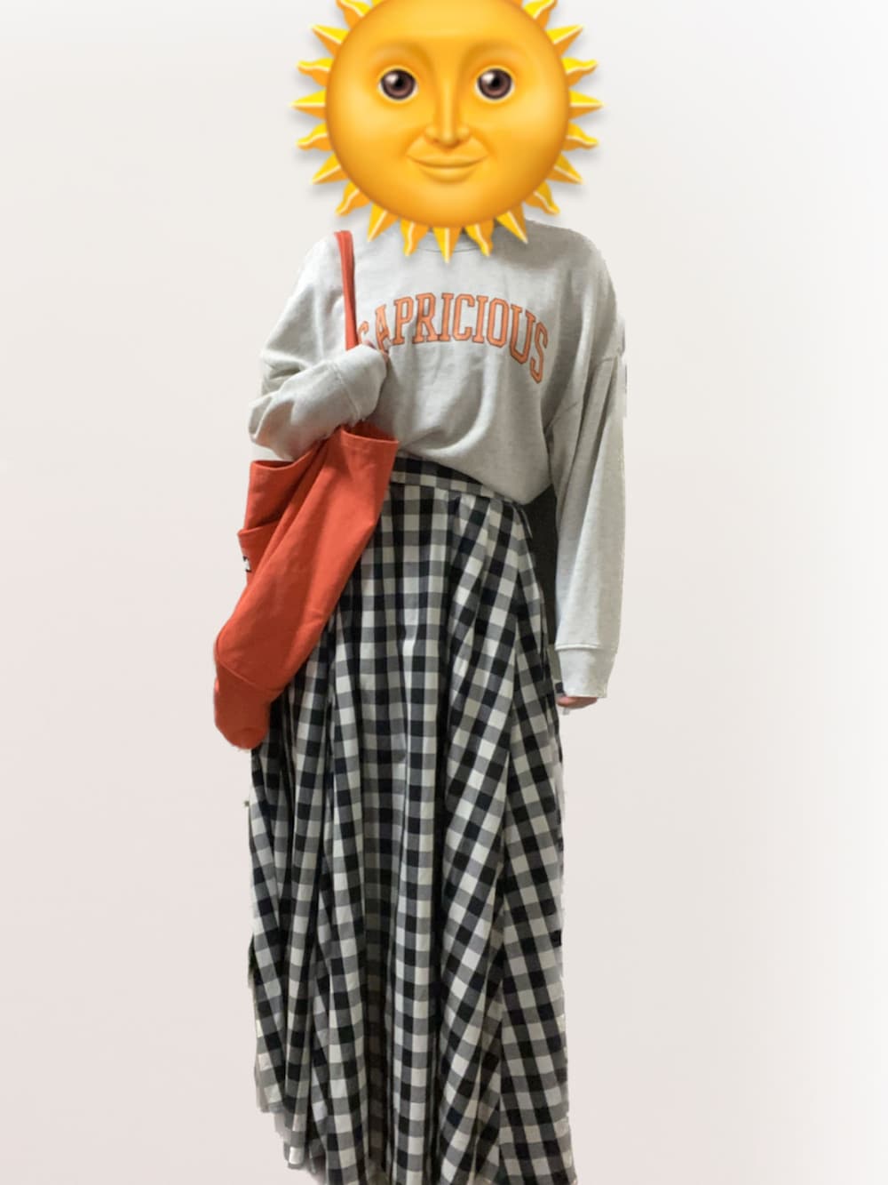 グリーン系のブルゾン、オレンジ系のトートバッグ、ホワイト系のスカートを着用したレディースの春コーディネートの2枚目の写真