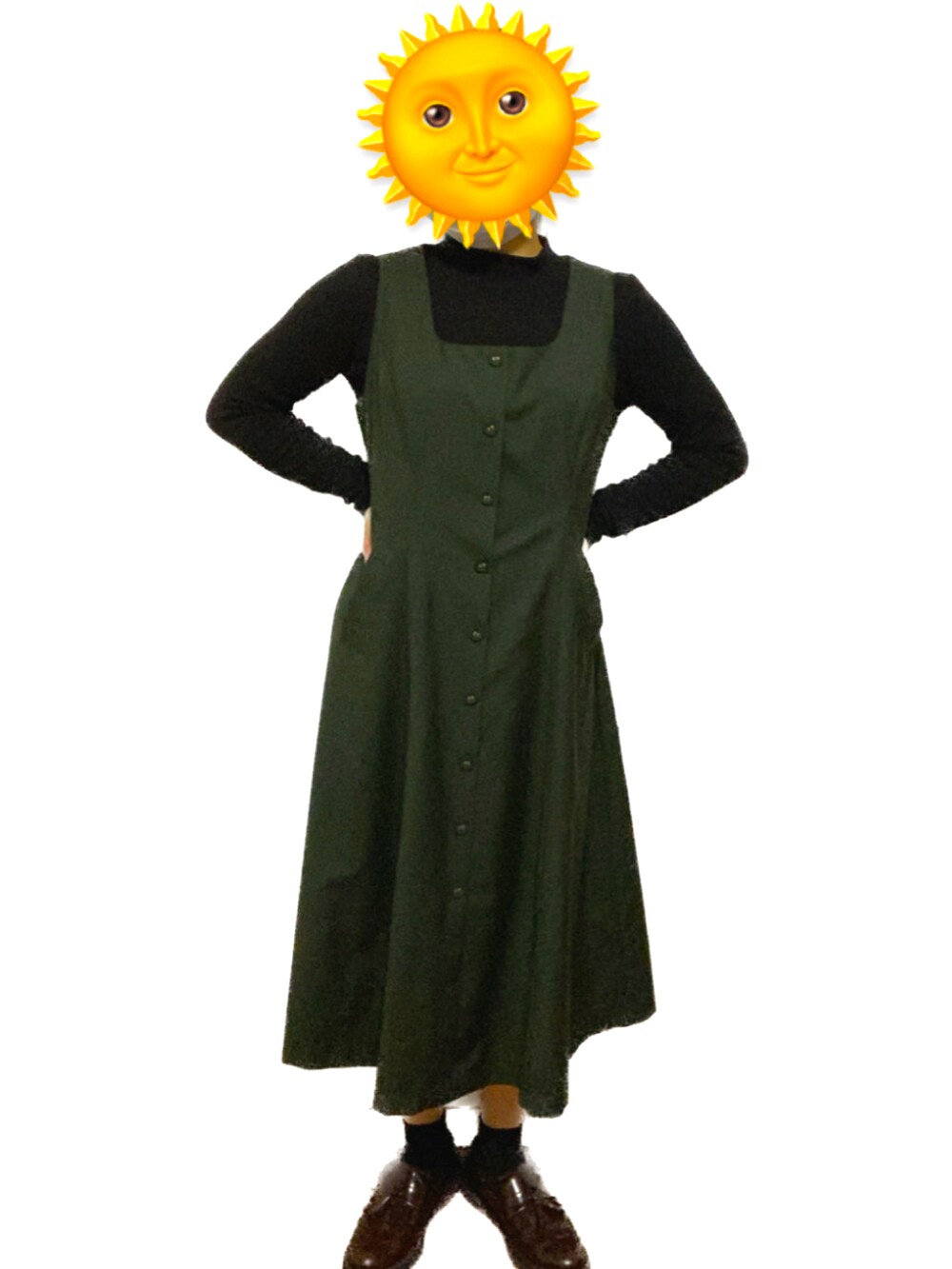 グリーン系のサロペット/オーバーオール、グリーン系のジャケット/アウター、ブラウン系のローファーを着用したレディースの冬コーディネートの3枚目の写真