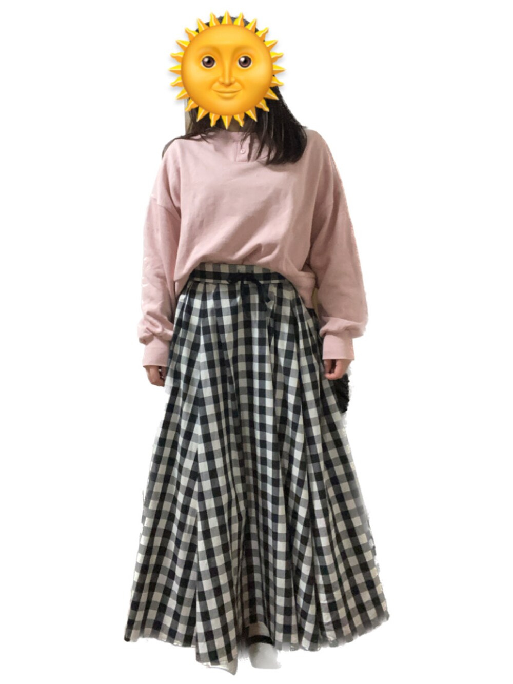 ピンク系のスウェット、ホワイト系のスカートを着用したレディースの春コーディネートの2枚目の写真