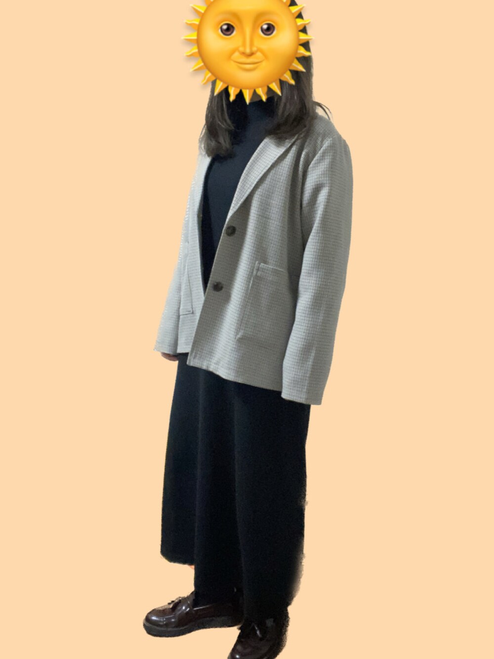 ブラウン系のローファー、ブラック系のワンピース、ブラウン系のステンカラーコートを着用したレディースの冬コーディネートの3枚目の写真