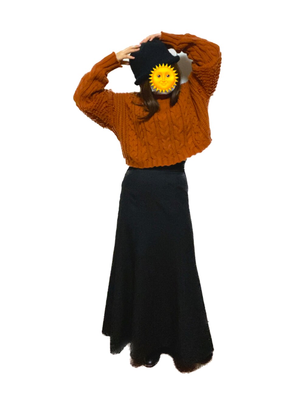 オレンジ系のニット/セーター、ブラック系のスカート、ブラック系のブーツを着用したレディースの冬コーディネートの2枚目の写真