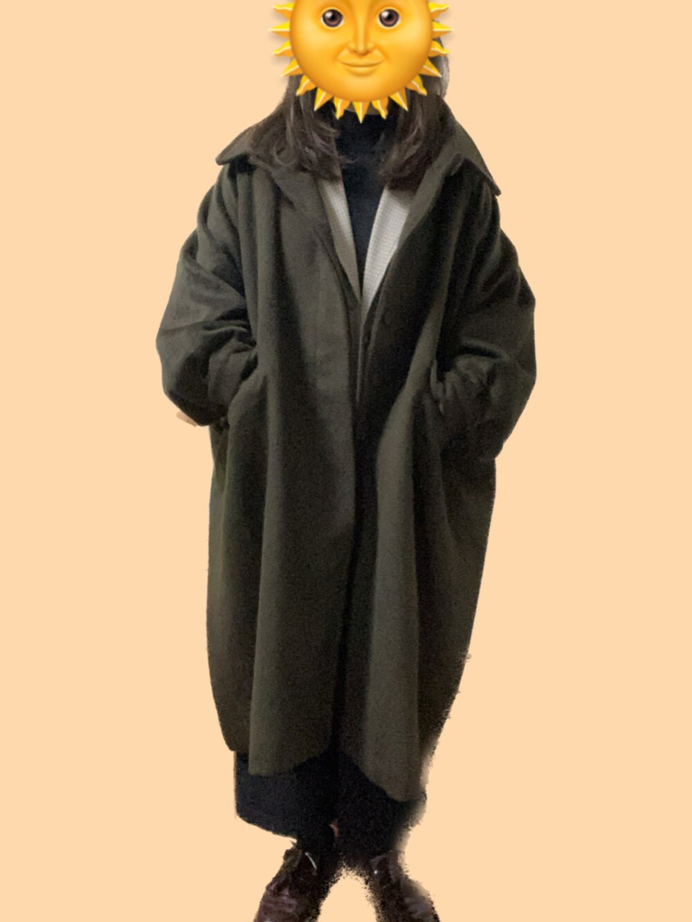 ブラウン系のローファー、ブラック系のワンピース、ブラウン系のステンカラーコートを着用したレディースの冬コーディネートの2枚目の写真