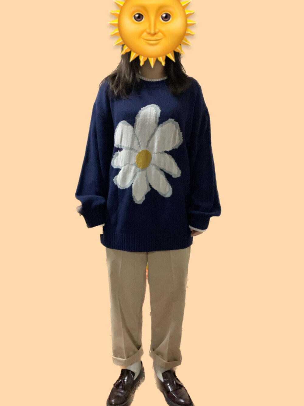 ブルー系のニット/セーター、ベージュ系のチノパンツ、ブラウン系のステンカラーコートを着用したレディースの冬コーディネートの2枚目の写真